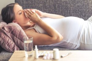 Чем лечить насморк при беременности
